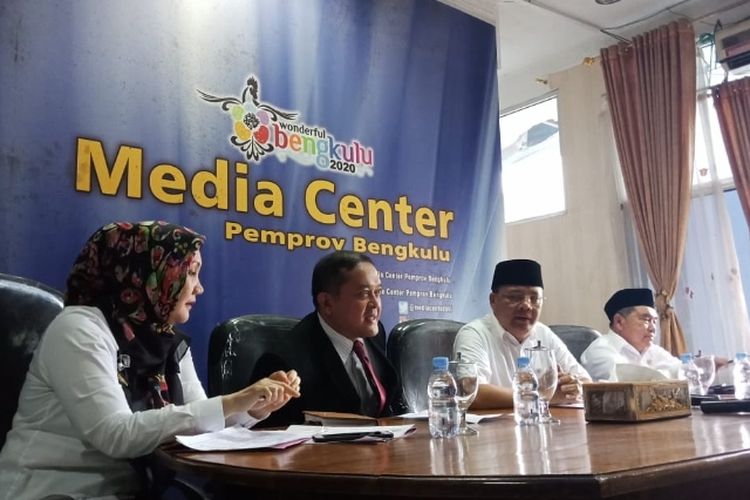Gubernur Bengkulu, Rohidin Mersyah (berpeci kedua dari kanan) bersama kepala BPS, dan Kepala Bank Indonesia menyampaikan kebijakan tim pengendalian inflasi daerah, Rabu (2/1/2019)