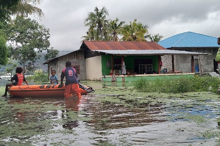 Suasana di Kampung Yoka, Kota Jayapura, Papua, yang juga terdampak luapan Danau Sentani, Kamis (21/3/2019).