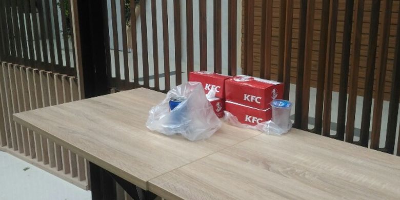 Sampah makanan dan minuman yang ditinggalkan calon penumpang kereta bandara di Railink Loung Stasiun Sudirman Baru, Kamis (28/12/2017).