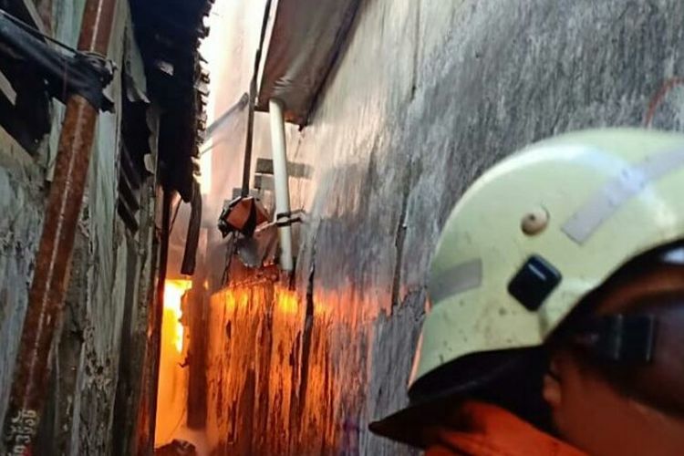 Sejumlah rumah terbakar di Jalan Tambora Raya, RT 007/RW 004, Tambora, Jakarta Barat pada Kamis (3/1/2019).