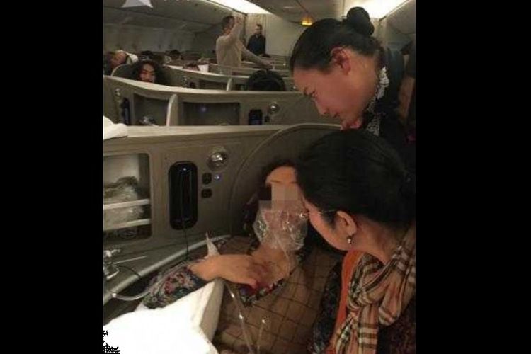Kru pesawat menemani penumpang perempuan yang mengalami gangguan kesehatan di tengah penerbangan.
