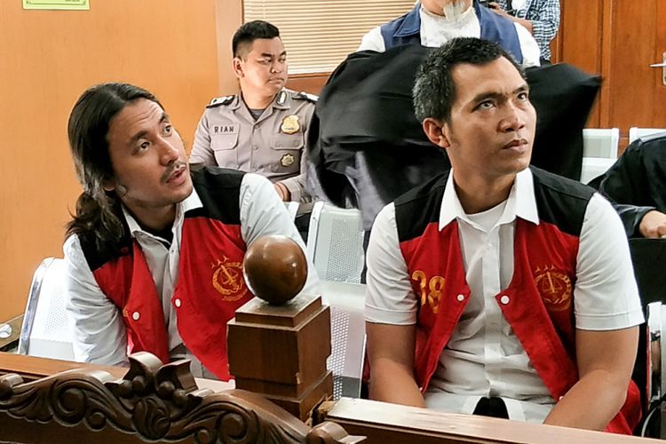 Marcello Tahitoe atau Ello dan rekannya, Diego Maradona Tampubolon, hadir dalam sidang tuntutan di Pengadilan Negeri Jakarta Selatan, Selasa (2/1/2018), untuk kasus penyelahgunaan narkoba.
