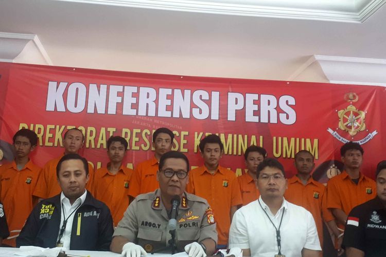Polisi tangkap 13 tersangka pelaku tawuran di Jalan Swadaya 3, Cakung, Jakarta Timur. Foto diambil di Polda Metro Jaya, Rabu (20/3/2019).(KOMPAS.COM/ RINDI NURIS VELAROSDELA)