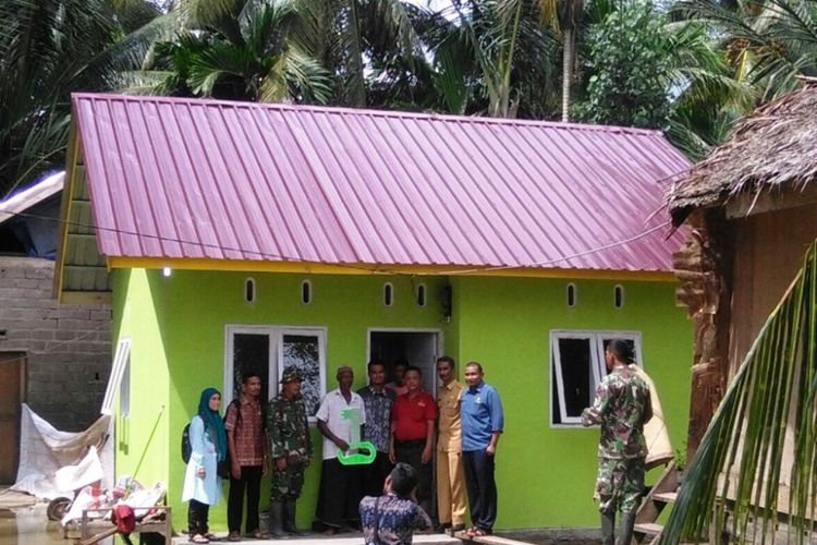 Penyerahan rumah bantuan untuk Saujiah, janda miskin Desa Tanjong Dama, Kecamatan Lapang, Kabupaten Aceh Utara, Senin (4/12/2017)