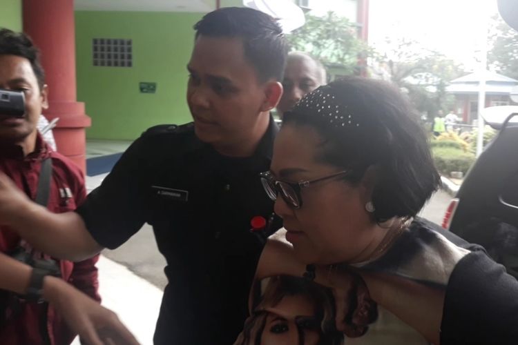 Komedian Nunung tiba di Rumah Sakit Ketergantungan Obat (RSKO), Cibubur, Jakarta Timur untuk jalani rehabilitasi, Rabu (14/8/2019).