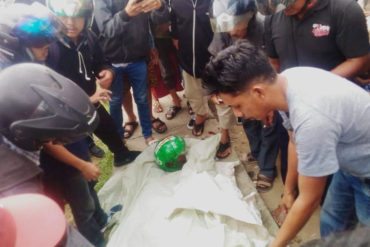 Sejumlah warga menutupi jenazah korban sebelum dibawa ke Rumah Sakit Umum Kota Pontianak, Kalimantan Barat, Selasa (2/4/2019).