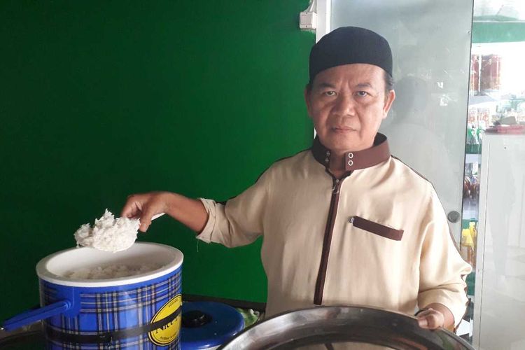 Husin, juru masak Masjid Raudhatul Hakim di Serpong, Tangerang Selatan, habiskan masa tua untuk masjid. 