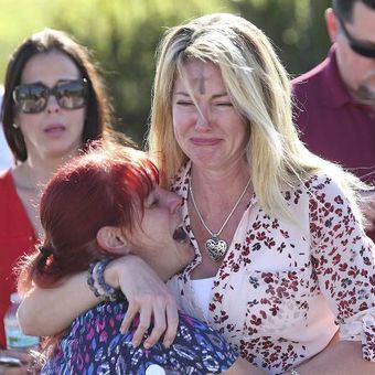 Orangtua menanti kabar setelah laporan insiden penembakan di SMA Marjory Stoneman Douglas di Parkland, Florida, pada Rabu (14/2/2018). (AP Photo)