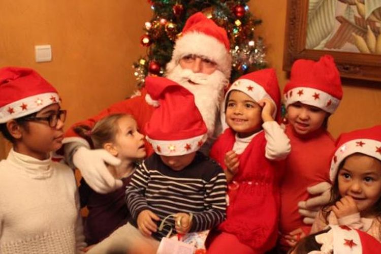 Salah satu acara pesta akhir tahun, kedatangan Sinterklas bagi anak-anak yang merayakan Natal di Montpellier, Perancis.