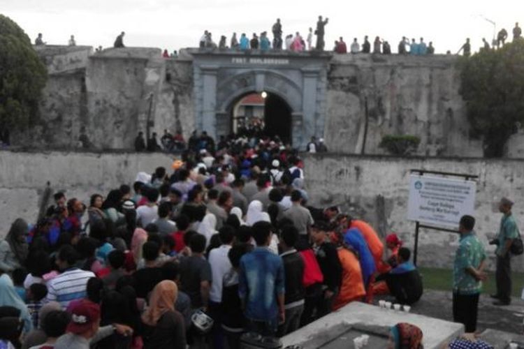 Ribuan warga Kota Bengkulu Antre di pintu masuk Benteng Marlborough saksikan gerhana matahari