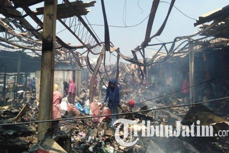 Kebakaran Pasar Lawang, Malang, Menghanguskan ratusan kios, Rabu (17/4/2019).