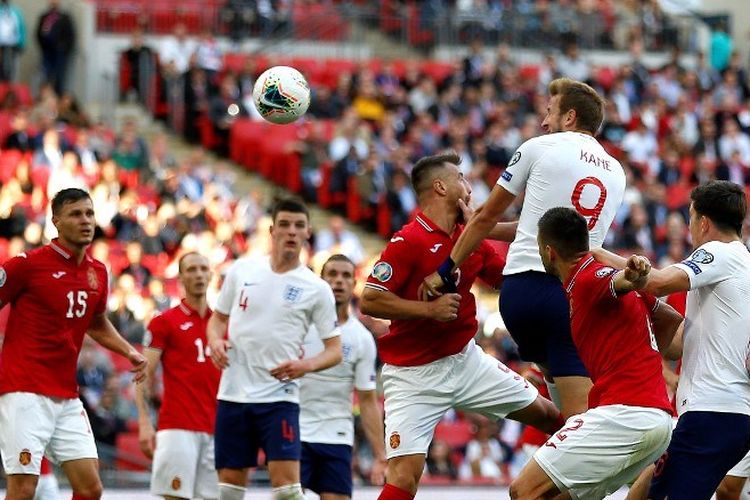 Harry Kane menyundul bola pada pertandingan Inggris vs Bulgaria di Stadion Wembley dalam kualifikasi Euro 2020, 7 September 2019. 