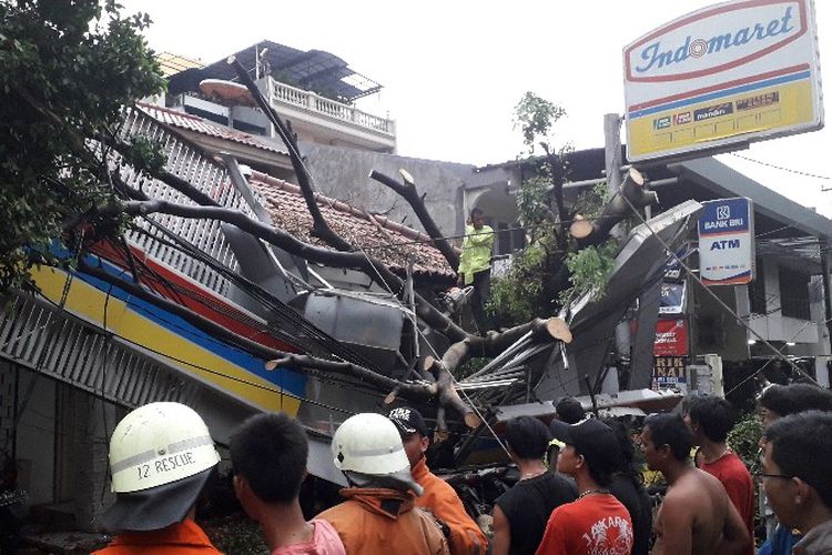 Sebuah minmarket Indomaret di Jalan Kebon Kacang 30, Tanah Abang, Jakarta Pusat tertimpa pohon akibat hujan deras dan angin kencang yang terjadi di Jakarta pada Kamis (22/11/2018) sore. 
