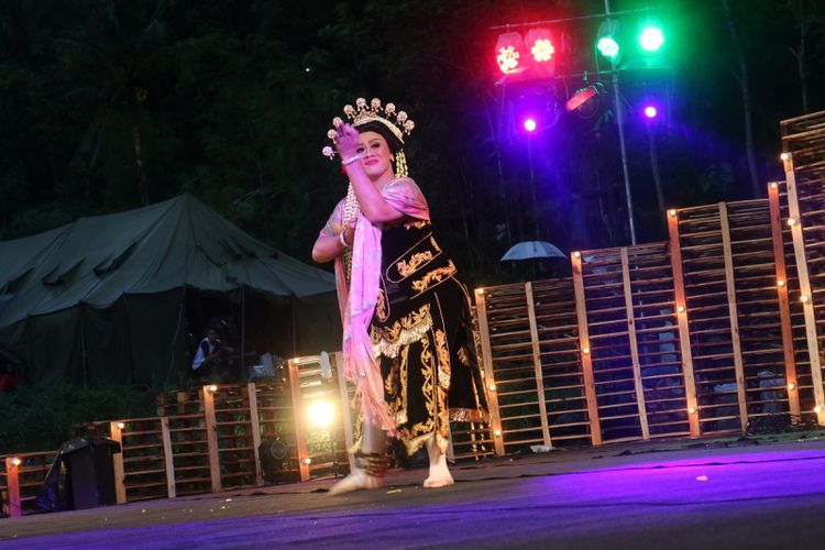 Seorang penari menampilkan Tari Remo dari Jawa Timur dalam rangkaian tari pembukaan Kulon Progo Festival (KulFest) yang digelar di Bendung Khayangan, Kulon Progo, Daerah Istimewa Yogyakarta , Jumat (24/11/2017).
