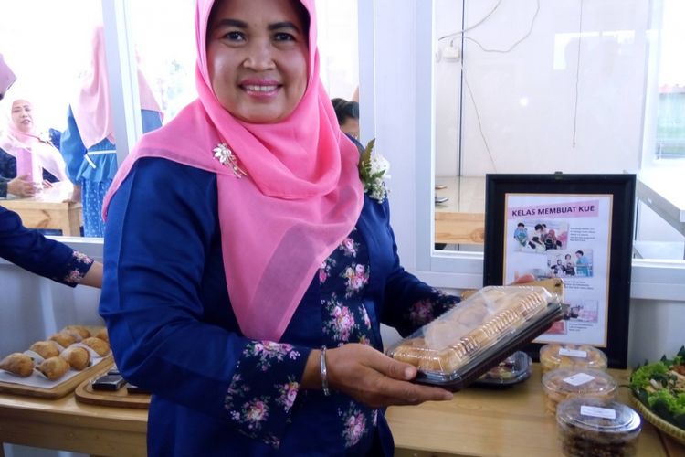 Peserta Program Kartini Blue Bird, Sri Utami, kini mengembangkan bisnis makanan tradisional putu mayang. Perempuan paruh baya ini mengusung merek Djadjanankoe.