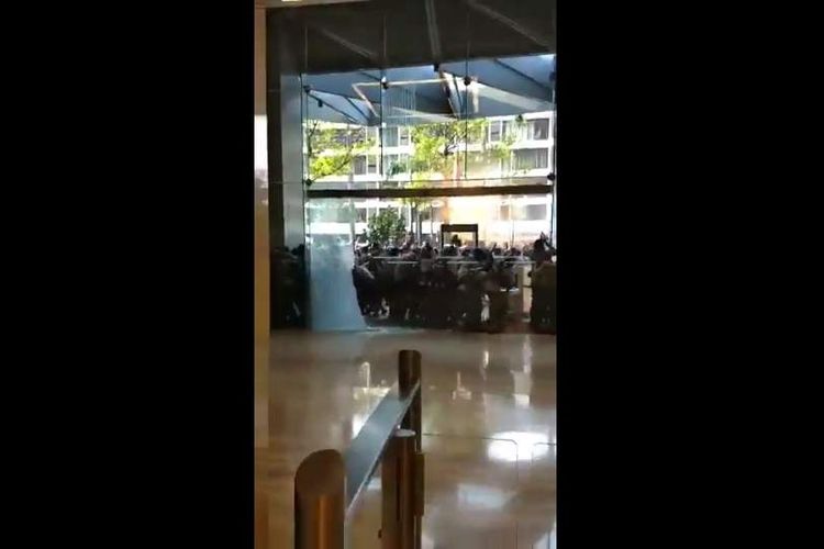 Bidik layar video kericuhan saat demo pengemudi transportasi online di kantor Grab di Lippo Kuningan, Senin (29/10/2018).