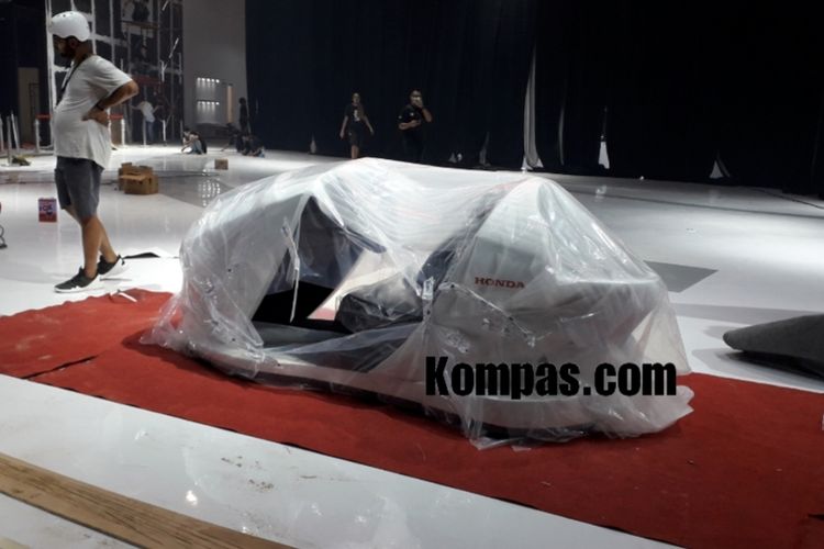 Penampakan mobil unik di booth yang nantinya akan ditempati Honda Prospect Motor di arena GIIAS di ICE BSD, Tangerang, Senin (30/8/2018).