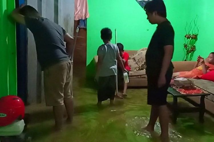 Warga palopo merasakan gempa bumi yang terjadi di Mamasa di saat hujan deras terjadi. Hal ini membuat warga panik, Kamis (08/11/2018).