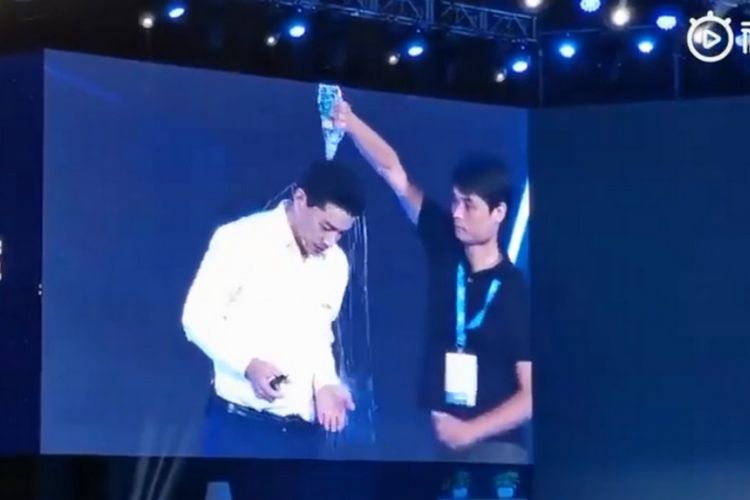 Inilah momen ketika CEO Baidu Robin Li Yanhong disiram kepalanya dengan air oleh seorang pria ketika membuka konferensi di Beijing, China.