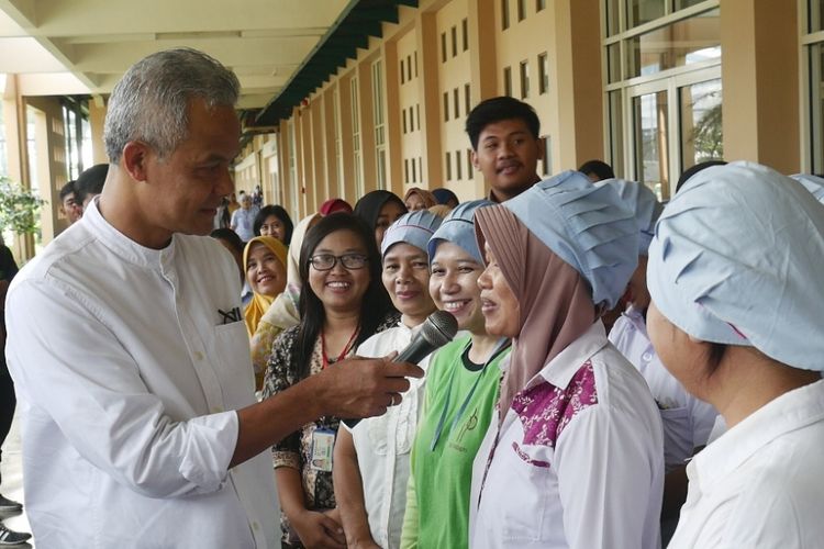 Ganjar Pranowo berinteraksi dengan para buruh saat mengunjungi pabrik jamu dan farmasi PT Sidomuncul di Bergas, Kabupeten Semarang, Jumat (9/3/2018) pagi. 