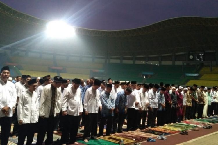 Suasana Salat gaib yang digelar Pemkot Bekasi di Stadion Patriot Candrabhaga Bekasi, Jalan Jenderal Ahmad Yani, Kota Bekasi, Senin (1/10/2018).