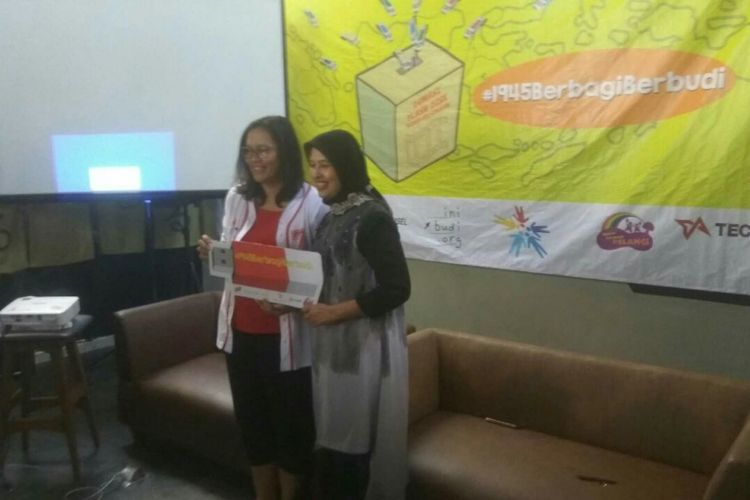 Pendiri Akademi Berbagi Ainun Chomsun dan pendiri inibudi.org Najeela Shihab dalam konferensi pers gerakan 1.945 diska lepas (flash disk) di Kebayoran Baru, Jakarta Selatan, Senin (28/8/2017).