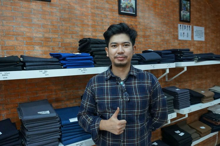 Muhammad Ali Akbar Taufani pemilik usaha Rumah Denim