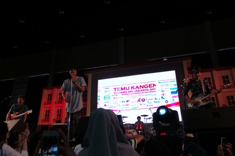 Grup band Sheila On 7 saat manggung di acara Reuni Keluarga Alumni Universitas Gadjah Mada (Kagama), di Ecovention Ancol Jakarta Utara, Minggu (27/8/2017).