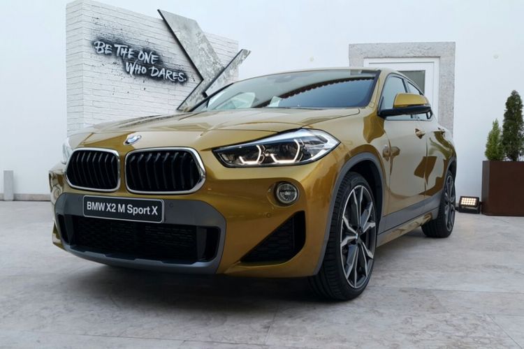 Tampilan BMW X2 M Sport berwarna galvanic gold yang memukau