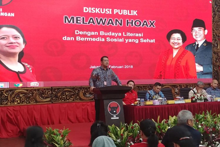 Wakil Sekjen PDI-P Eriko Sotarduga saat membuka diskusi Melawan Hoax yang digelar PDI-P di Jakarta, Jumat (9/2/2018).