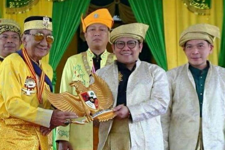 Muhaimin Iskandar bersama Sultan Sintang saat penganugerahan gelar dan bintang kehormatan