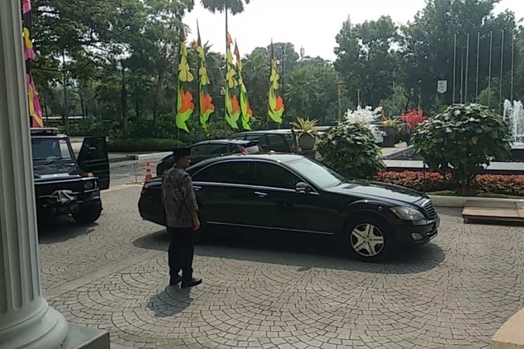 Gubernur DKI Jakarta Anies Baswedan usai diantar Wakil Presiden Jusuf Kalla di Balai Kota, Jumat (29/6/2018).