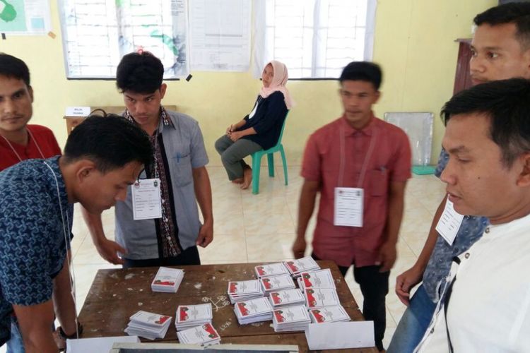 Proses pelaksanaan pemungutan suara ulang di Desa Gajah Bertalut, Kabupaten Kampar, Riau, yang disaksikan Bawaslu Riau, Sabtu (30/6/2018).