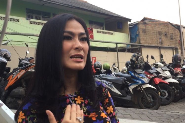 Iis Dahlia dalam wawancara seusai mengisi sebuah program TV di Gedung Trans, Mampang Prapatan, Kamis (26/7/2018).