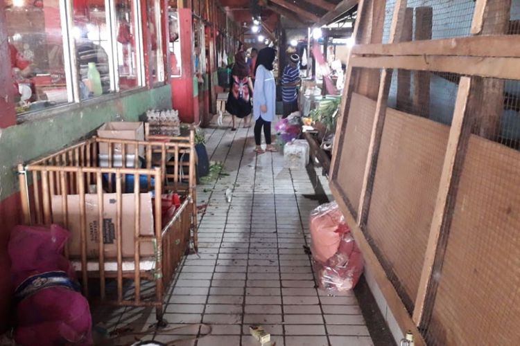 Suasana perbatasan area pedagang daging dan pedagang sayur di Pasar Grogol, Jakarta Barat pada Jumat (31/8/2018).