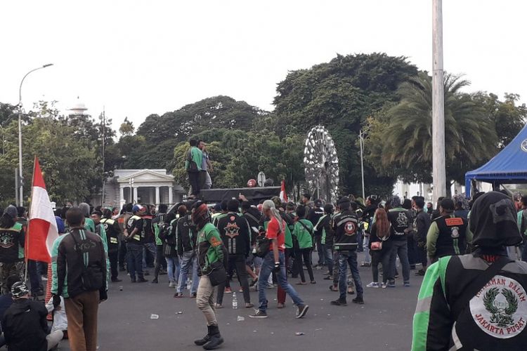Suasana aksi unjuk rasa pengemudi ojek online di Taman Pandang Istana, Selasa (2/10/2018).