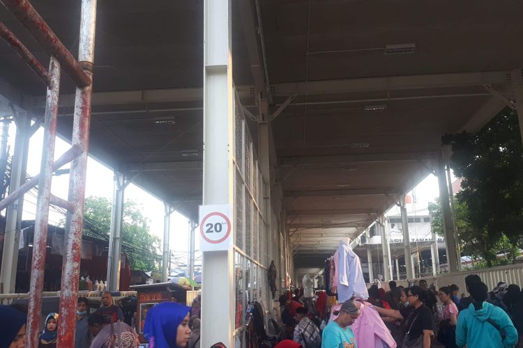 Kondisi Jalan Jatibaru Raya, Tanah Abang, Jakarta Pusat saat ini tampak kumuh dan semrawut, tak jauh berbeda dengan kondisi sebelum pembangunan skybridge. Foto diambil Selasa (13/11/2018).