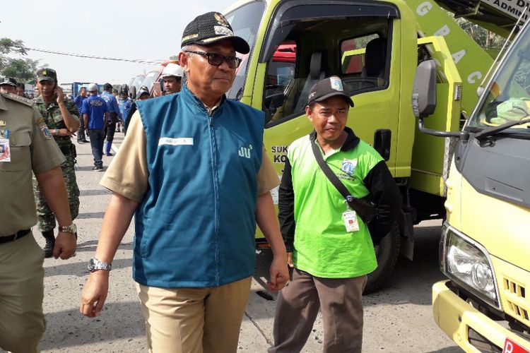 Wali Kota Jakarta Utara Syamsuddin Lologau mengecek kesiapan petugas dalam apel kesiapsiagaan bencana di Kecamatan Kelapa Gading, Selasa (27/11/2018).