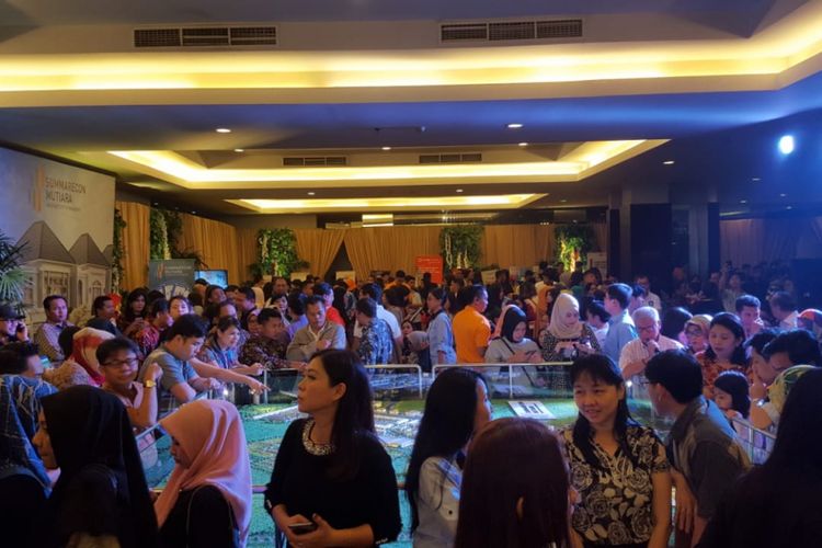 Kerumunan calon pembeli Klaster Jade dan Beryl di Summarecon Mutuara Makassar, Jumat (30/11/2018).