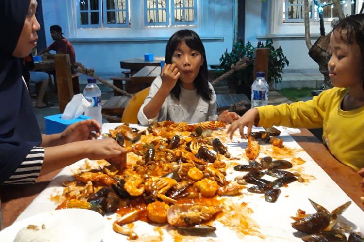 Wisatawan menikmati kuliner Seafood Beserak di Rumah Makan Dapur Perahu, Bengkulu.