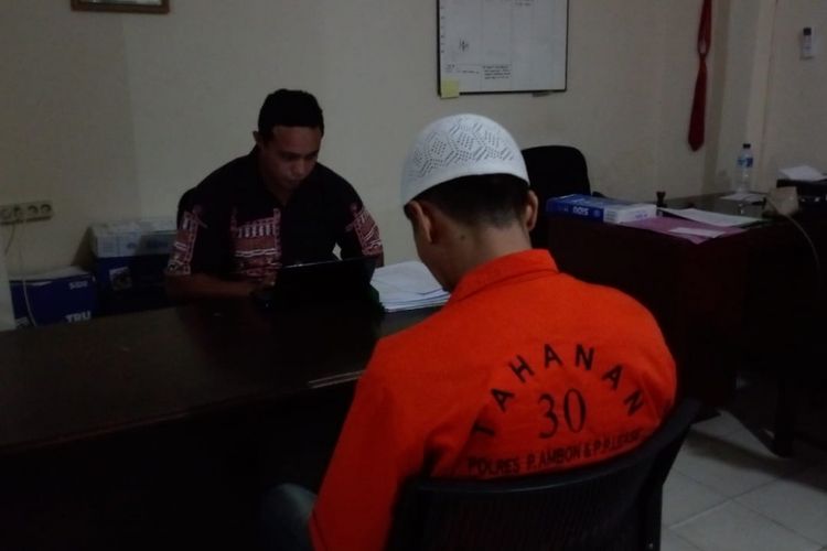 ZA (28) tersangka pembunuh sitrinya sendiri menjalani pemeriksaan oleh penyidik Polres Pulau Ambon dan Pulau-Pulau Lease, Sabtu (9/3/2019)