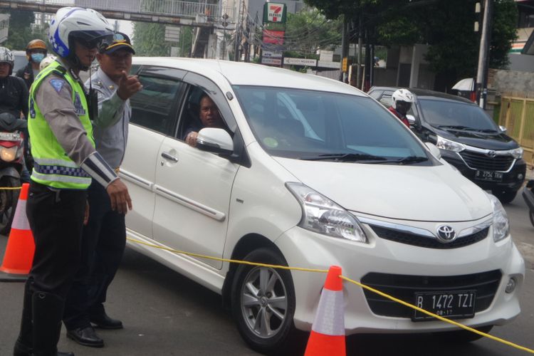 Pengendara dari arah Jalan Matraman Raya yang hendak menuju Jalan Salemba Raya tampak kebingungan terhadap rekayasa lalu lintas yang diberlakukan di Simpang Matraman mulai Kamis (20/7/2017)