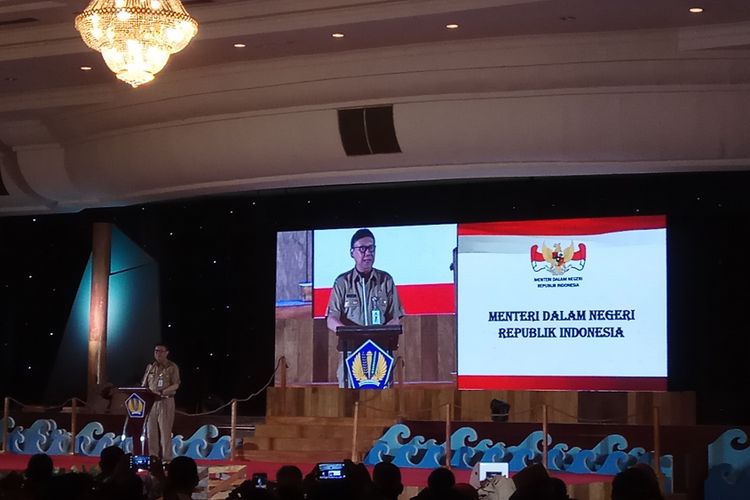 Menteri Dalam Negeri RI, Tjahjo Kumolo mengaku kesal bukan kepalang karena anggaran proyek pengadaan Kartu Tanda Penduduk berbasis elektronik (e-KTP) senilai Rp 5,9 triliun dikorupsi. Jakarta, Selasa (12/9/2017).