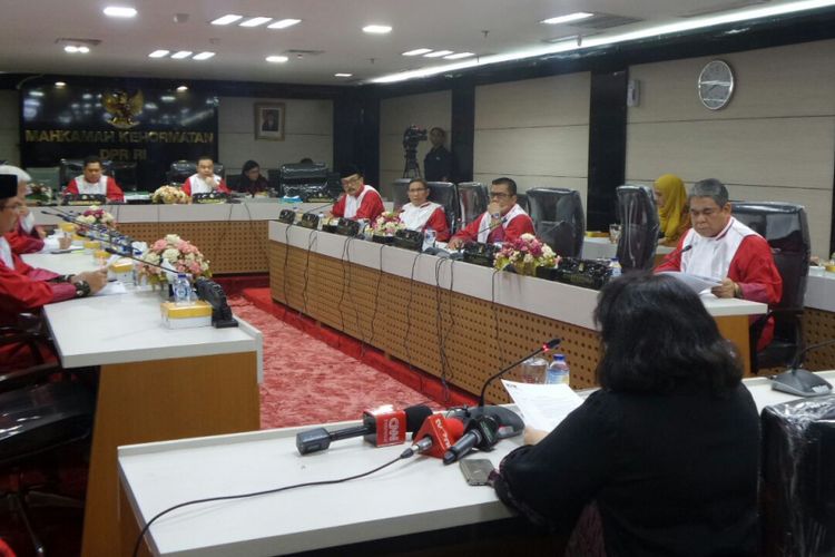 Advokat Elza Syarief saat memberi keterangan di ruang sidang MKD DPR di Kompleks Parlemen, Senayan, Jakarta, Senin (2/10/2017)