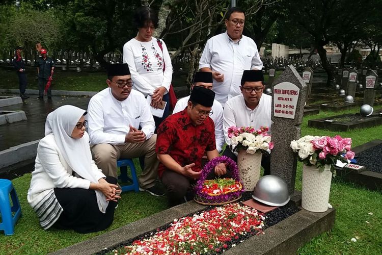 Ketua Umum PKB Muhaimin Iskandar, Minggu (25/3/2018) sore, berziarah ke makam mantan Wakil Ketua MPR RI Taufiq Kiemas di TMP Kalibata, Jakarta Selatan. 