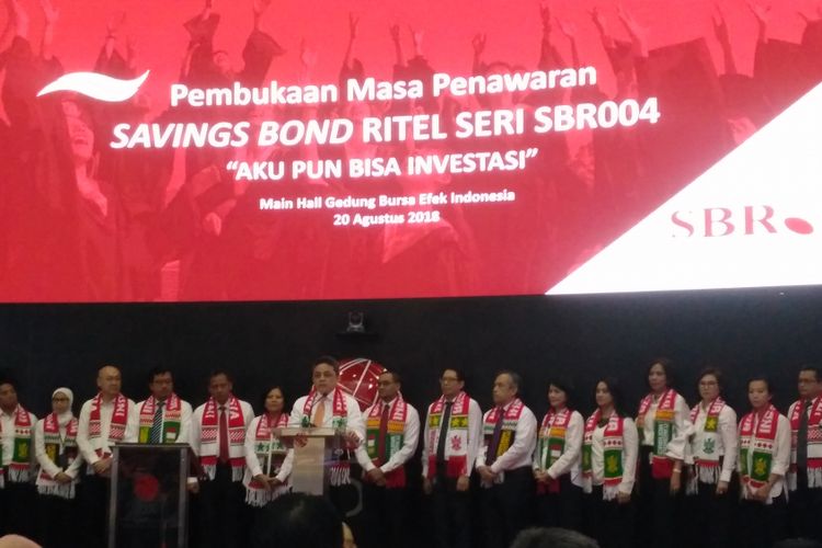 Direktur Jenderal PPR Luky Alfirman membuka masa penawaran SBR004 di Main Hall Bursa Efek Indonesia, Jakarta, Senin (20/8/2018).