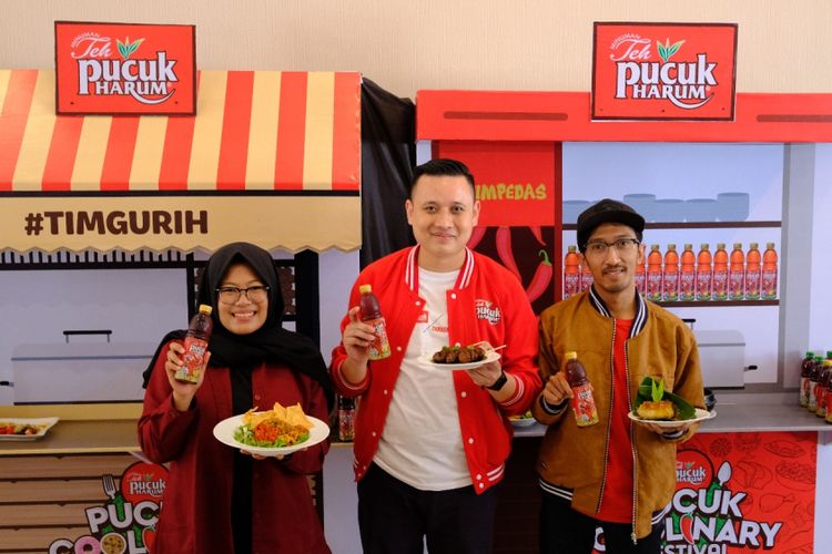 Marketing Manager RTD Tea & Juice, PT Mayora Indah Tbk., Erick Harijanto (tengah) bersama food blogger dari Malang. 

 