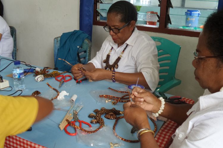 Sejumlah aksesori kerang dihasilkan oleh para ibu pelaku industri rumahan (IR) Klasis Manokwari.