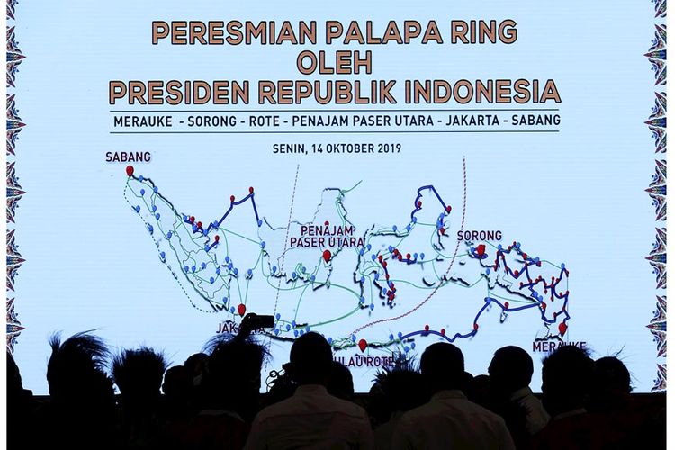 Tamu undangan berfoto dengan latar peta proyek Palapa Ring seusai peresmian pengoperasiannya oleh Presiden Joko Widodo di Istana Negara, Jakarta, Senin (14/10/2019). Proyek jaringan tulang punggung Palapa Ring Paket Barat-Tengah-Timur menghubungkan 90 kabupaten/kota yang terdiri dari 57 kabupaten/kota sebagai lokasi layanan dan 33 kabupaten/kota sebagai lokasi interkoneksi. Total panjang jaringan kabel serat optik, baik darat maupun melalui laut, mencapai 12.148 kilometer. Adapun total segmen jaringan radio microwave sebanyak 55 hop. Keberadaan Palapa Ring ini diharapkan akan membuat semua wilayah Indonesia bisa menikmati layanan internet dengan cepat.
KOMPAS/HERU SRI KUMORO (KUM)
14-10-2019