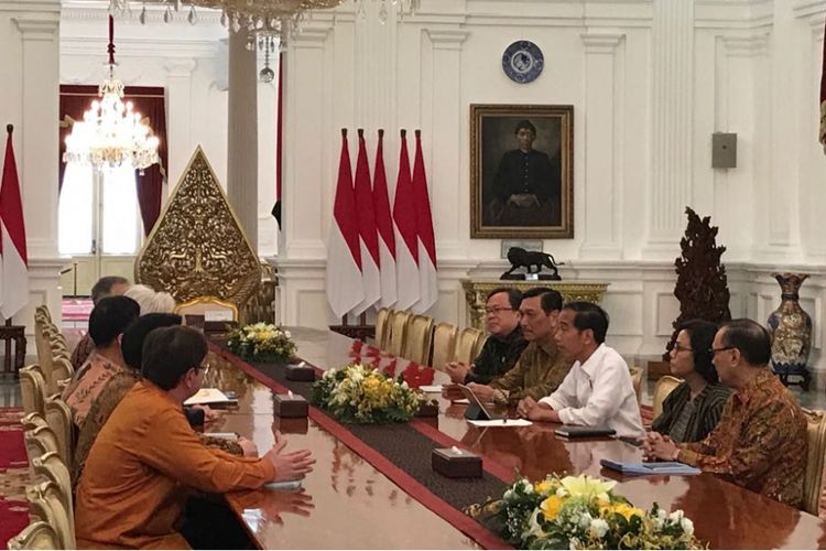 Presiden Joko Widodo menerima delegasi IMF di Istana Merdeka Jakarta, Senin (26/2/2018). 